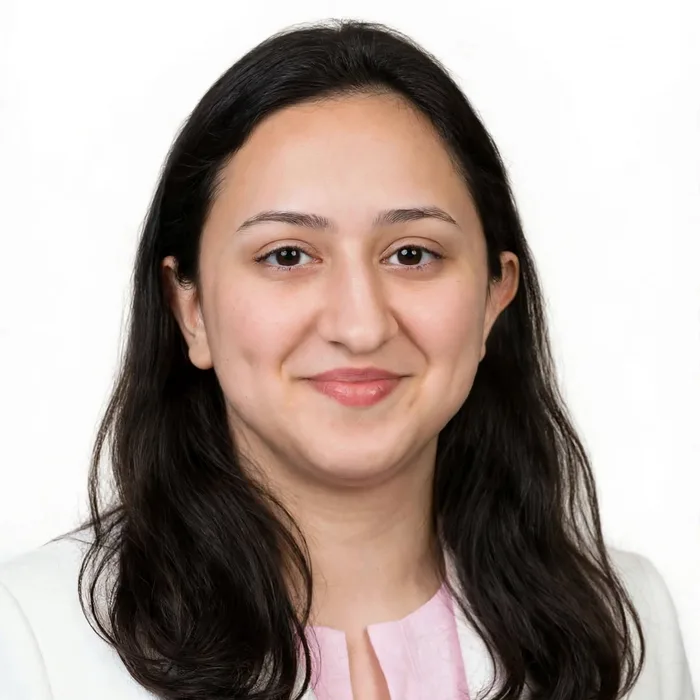 Portrait of Nava Abideh, Head of Sales North America at ApexGenTech